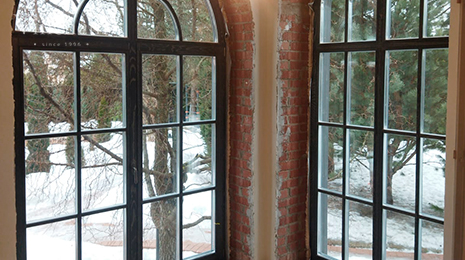 арочные окна из дерева